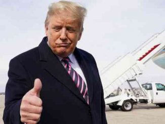 donald trump giving thumbs up